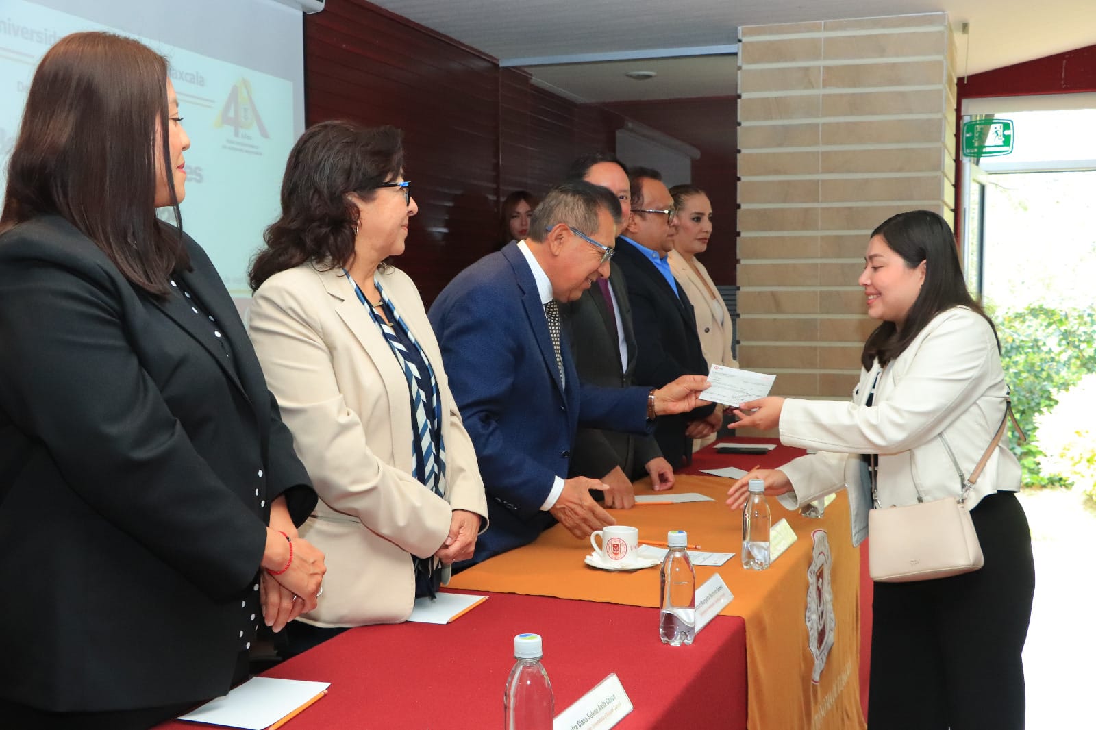 Entrega la UATx  3,067  becas a igual número de estudiantes